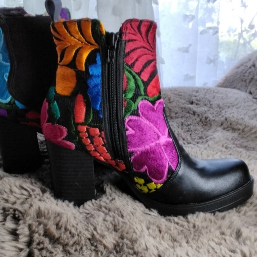 Guaraxez‎ Ameyal Embroidery Booties. 8 m - Picture 5 of 5